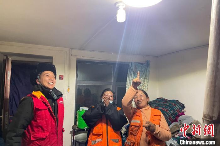 青藏公路109道班接入大網(wǎng)電。　 閆昱翰 　攝