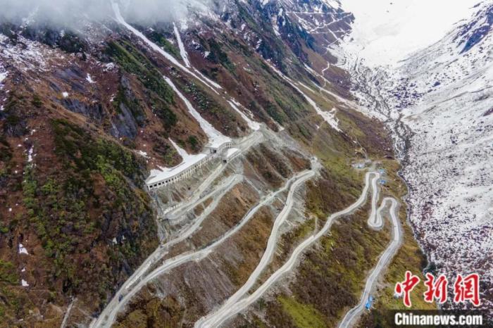 圖為嘎隆拉隧道南段，穿過該隧道后便正式進入了墨脫縣范圍。