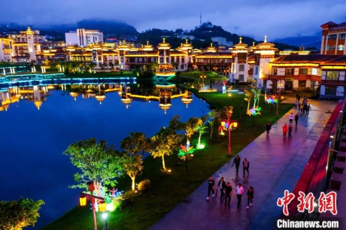 墨脫入夜，華燈初上，昔日“高原孤島”如今日漸繁華。
