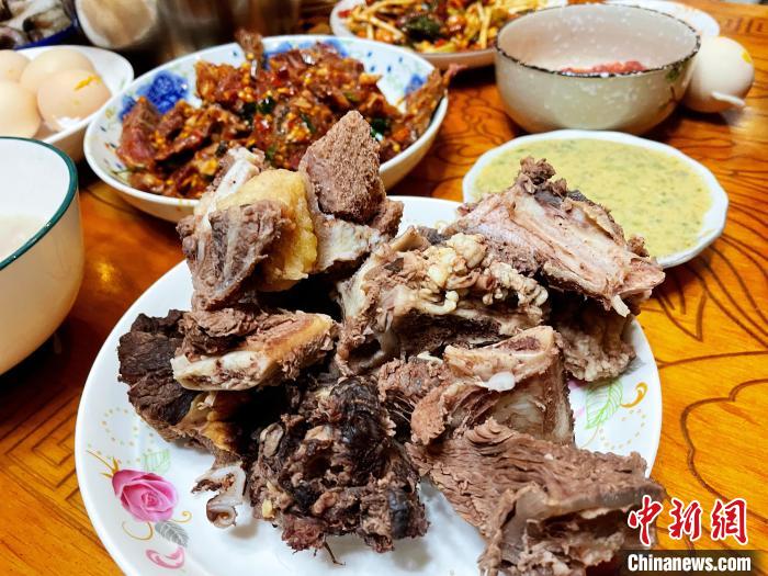 圖為除夕之夜的大餐?！∪轿木?攝