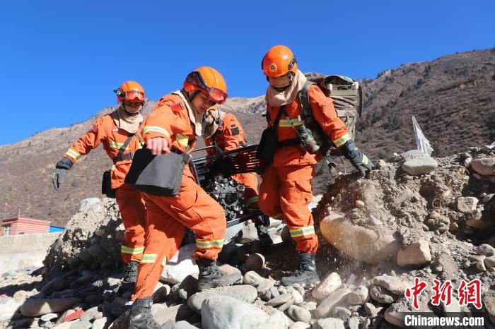 圖為參訓消防指戰(zhàn)員密切配合進行訓練?！〔际猩窒乐ш牻_縣中隊 攝