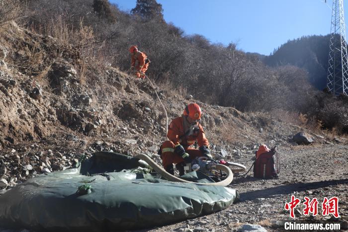 圖為參訓消防指戰(zhàn)員架設蓄水池?！〔际猩窒乐ш牻_縣中隊 攝