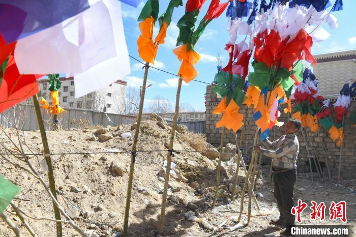 圖為拉薩街頭出售的五彩經(jīng)幡?！∝暩聛?lái)松 攝