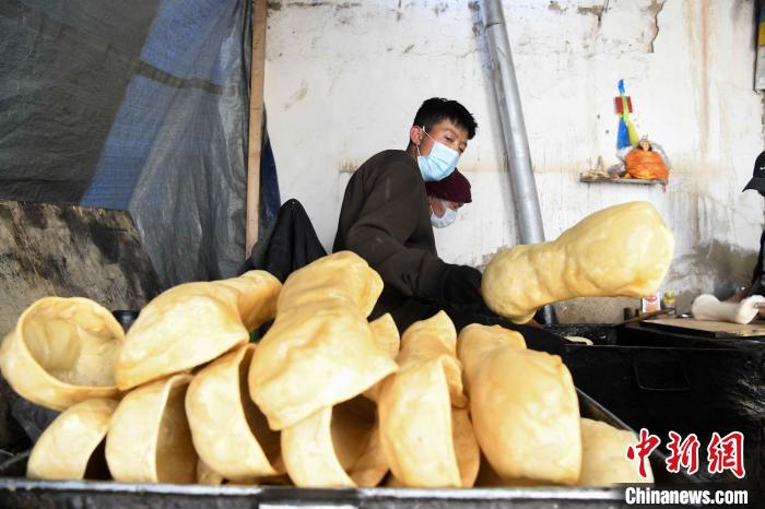 圖為拉薩手藝人制作藏歷新年供品“德卡”?！∝暩聛?lái)松 攝