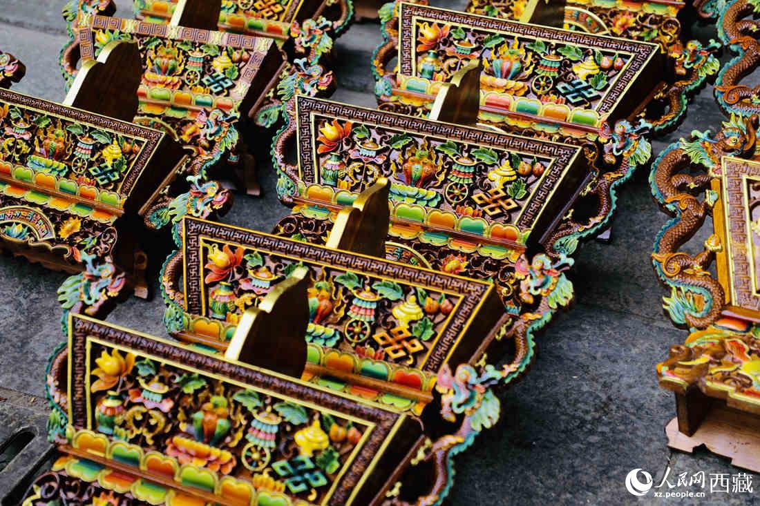 年貨市場上的切瑪盒。（切瑪盒是藏歷新年吉祥物，是在精制斗型木盒中用隔板分開，分別盛入炒麥粒和糌粑，插上“仔卓”，象征著人壽年豐、吉祥如意。）人民網(wǎng) 次仁羅布攝