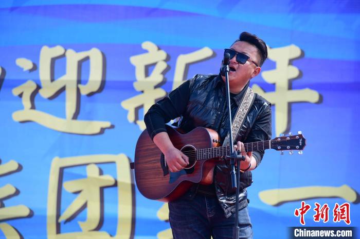 圖為文藝匯演現(xiàn)場?！∝暩聛硭?攝