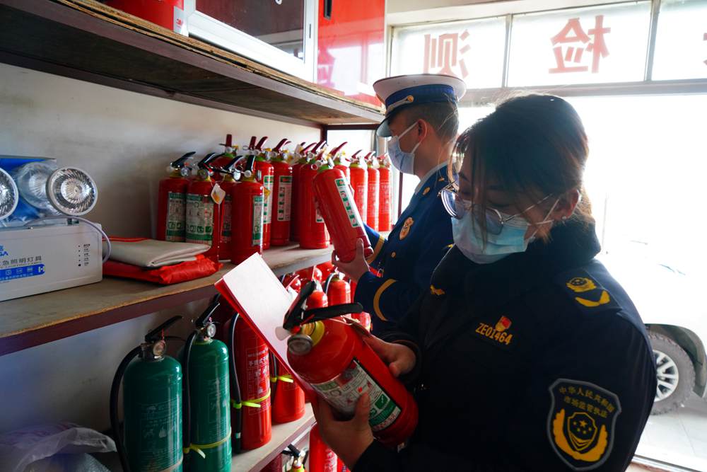 檢查消防器材。圖片由那曲消防提供