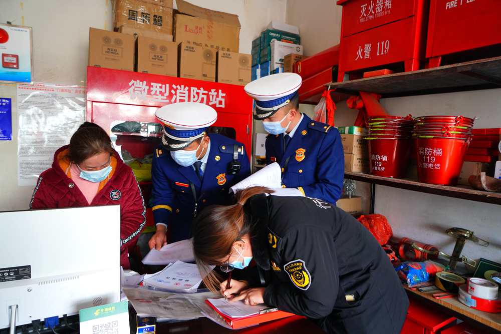 檢查消防器材。圖片由那曲消防提供