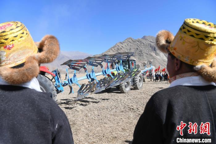 圖為拉薩市曲水縣茶巴朗村春耕儀式現(xiàn)場(chǎng)?！∝暩聛硭?攝
