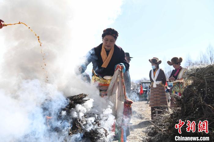 圖為拉薩市曲水縣茶巴朗村村民在春耕儀式前煨桑?！∝暩聛硭?攝