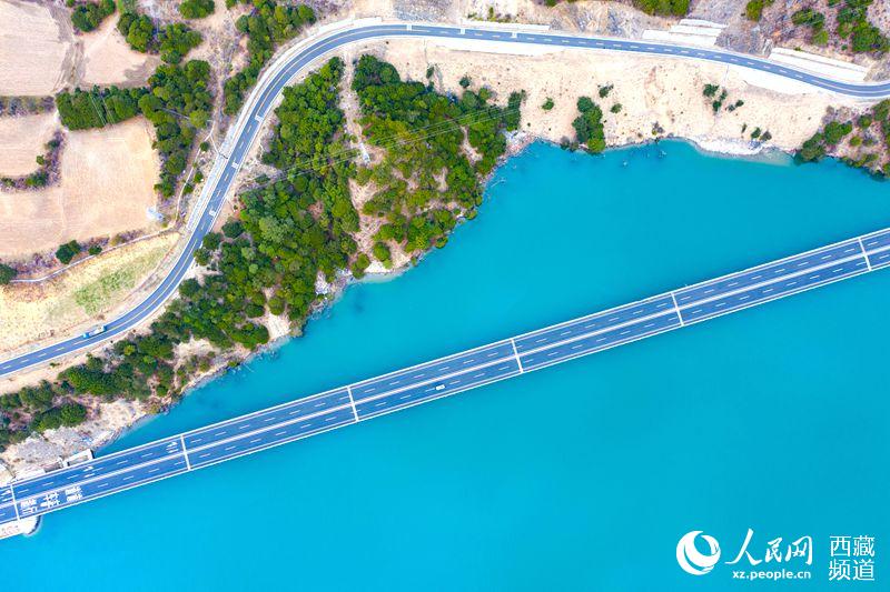 拉林高等級公路。徐馭堯攝