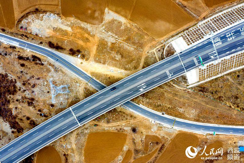 拉林高等級公路。徐馭堯攝