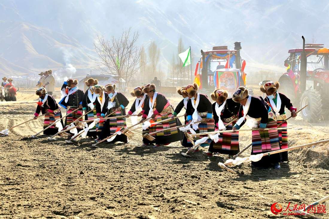 當(dāng)?shù)卮迕裆碇?jié)日盛裝，舉行春耕儀式。人民網(wǎng) 次仁羅布攝