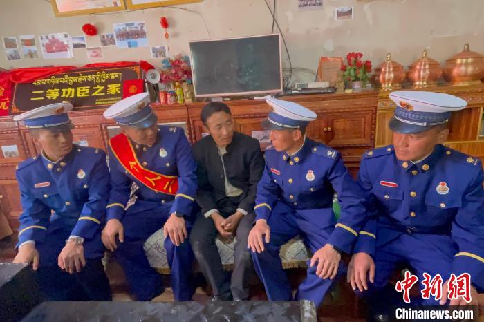 西藏森林消防開展“榮譽(yù)喜報送回家”活動