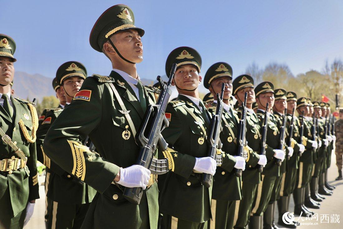 國旗護(hù)衛(wèi)隊(duì)隊(duì)員。人民網(wǎng)次仁羅布 攝