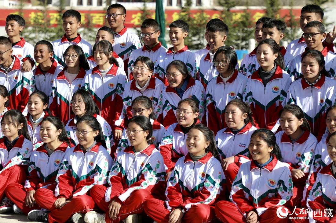 學(xué)生代表們合影留念。人民網(wǎng) 次仁羅布攝