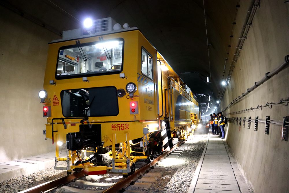 拉林鐵路迎來(lái)“大黃蜂”。祁國(guó)慶攝