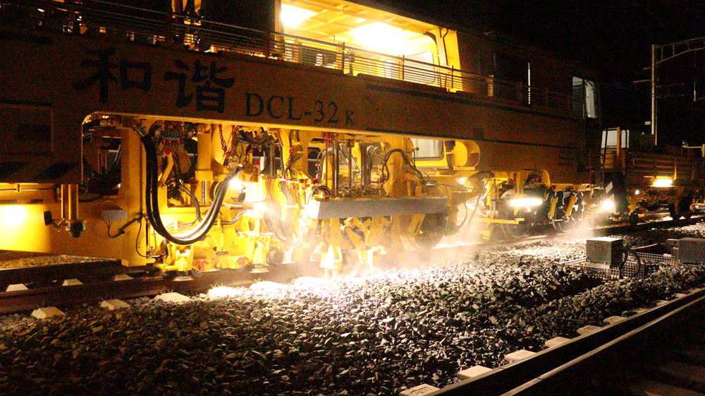 拉林鐵路迎來(lái)“大黃蜂”。祁國(guó)慶攝