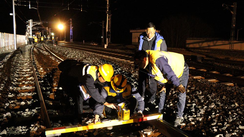 測(cè)量作業(yè)。祁國(guó)慶攝