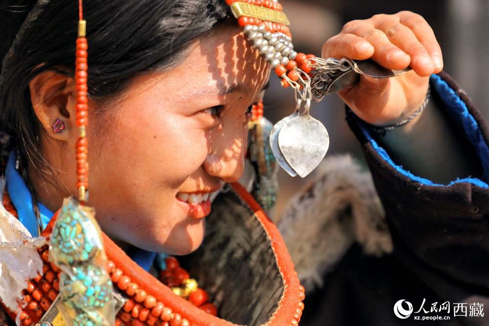 撩起“神秘面紗”。人民網(wǎng) 李海霞