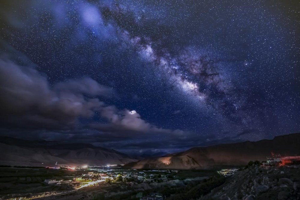 絕美星河。貢覺(jué)群培攝