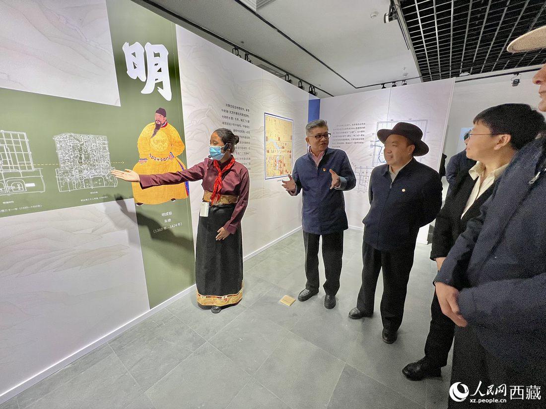 拉薩市北京實(shí)驗(yàn)中學(xué)的學(xué)生講解員進(jìn)行講解。人民網(wǎng) 次仁羅布攝