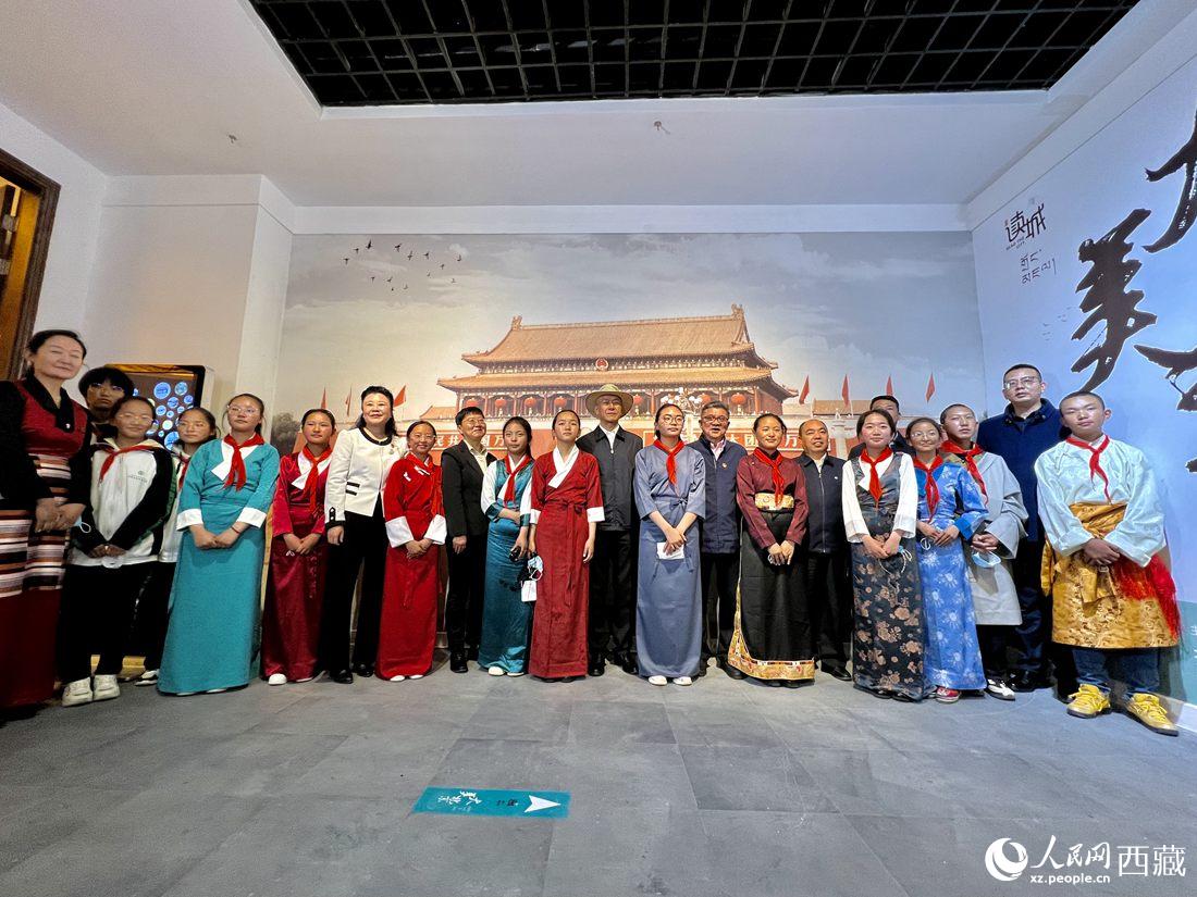 合影留念。人民網(wǎng) 次仁羅布攝