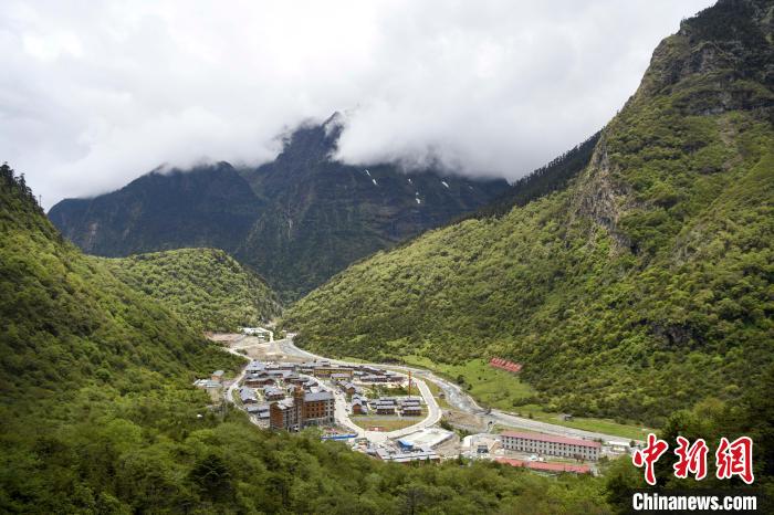 位于山間的玉麥鄉(xiāng)。