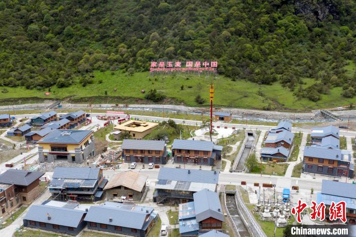 “家是玉麥 國是中國”的大字豎立在玉麥鄉(xiāng)旁的山腳上。　楊華峰 攝