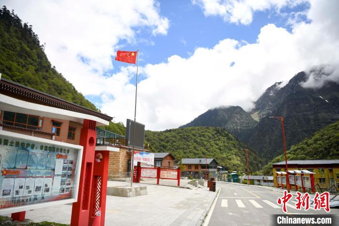 玉麥鄉(xiāng)內(nèi)道路變成了硬化路?！钊A峰 攝