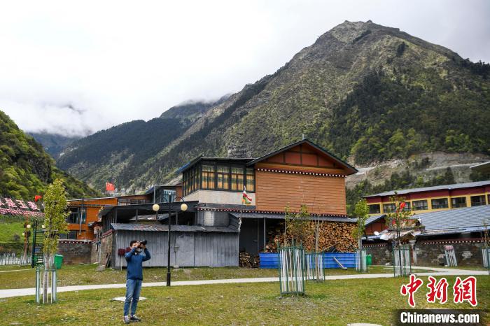 一位攝影愛好者在玉麥鄉(xiāng)拍攝?！钊A峰 攝