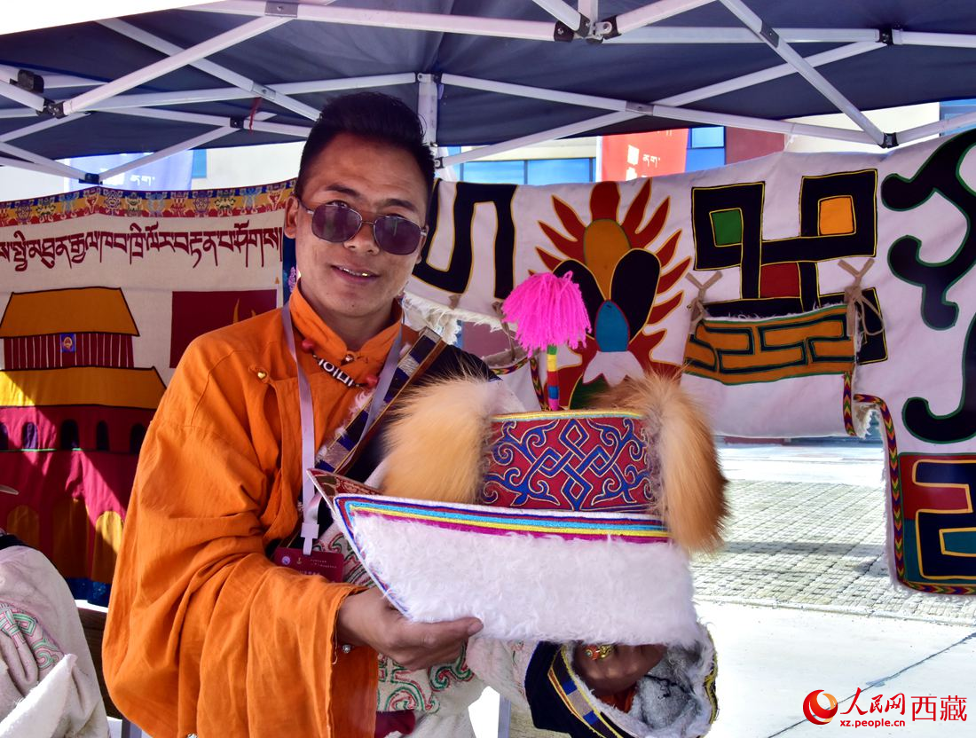 牧民展示手工作品。 人民網(wǎng) 李海霞攝