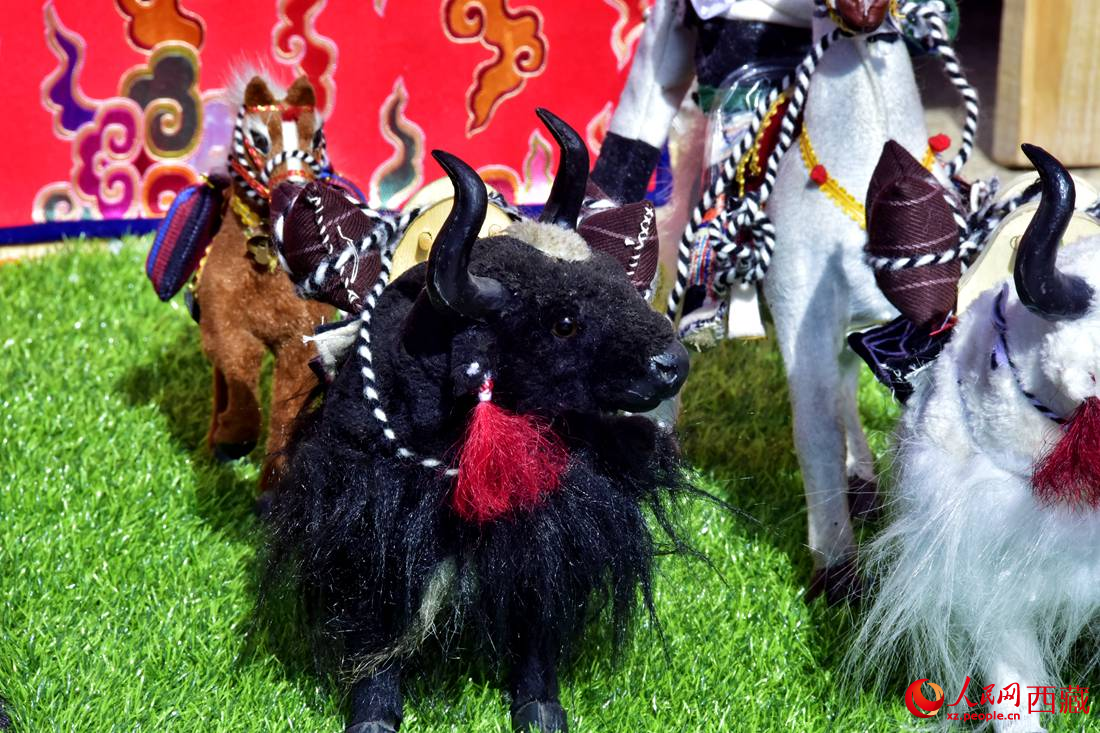 農(nóng)牧民制作的旅游紀念品。人民網(wǎng) 李海霞攝