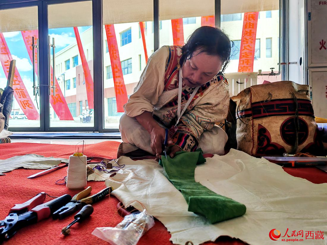 曾經(jīng)的放牛娃學得一身好手藝。人民網(wǎng) 李海霞攝