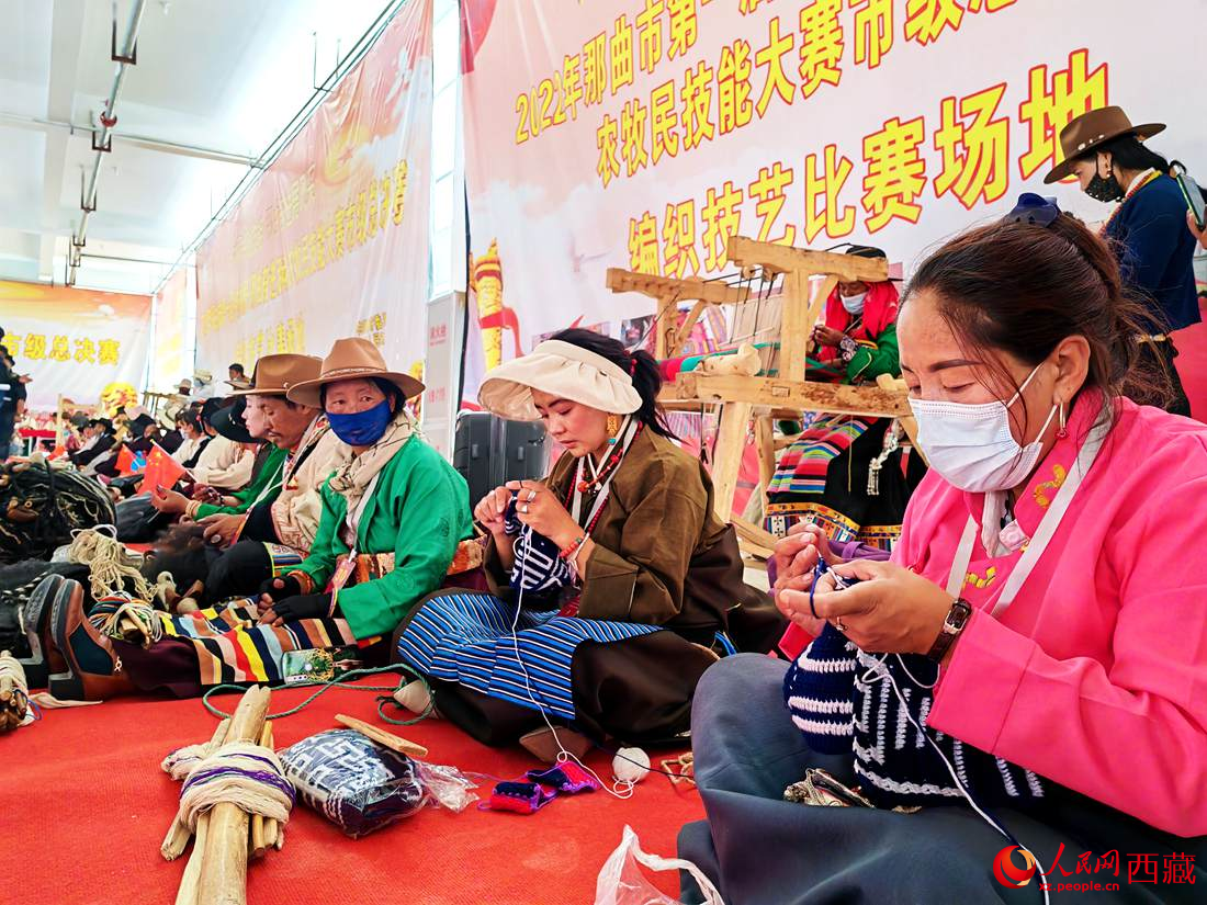 草原姑娘們編織技能大比拼。人民網(wǎng) 李海霞攝