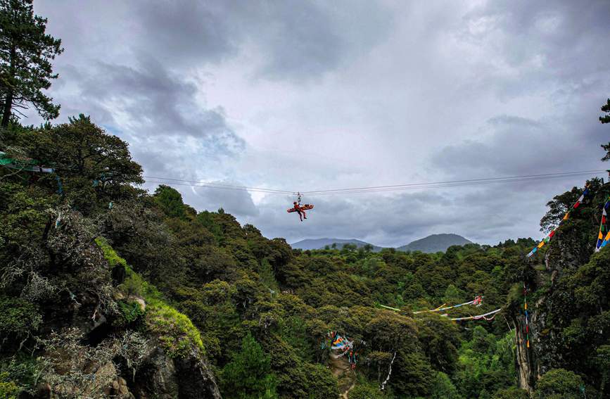 救援實戰(zhàn)訓(xùn)練中，消防員在云中漫步。西繞拉翁攝