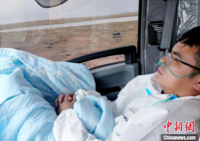 從咸陽開始到拉薩，閆光宇和朋友吃住均不離車?！∴嵟?攝