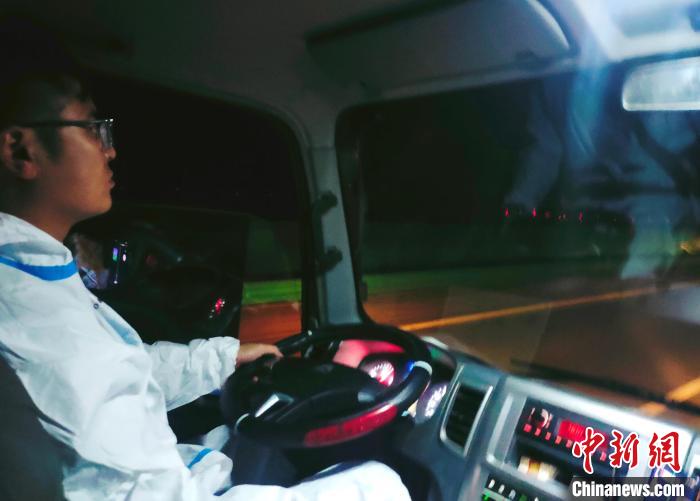 星夜疾馳，只為讓防疫物資早日抵達(dá)西藏。　鄭朋 攝