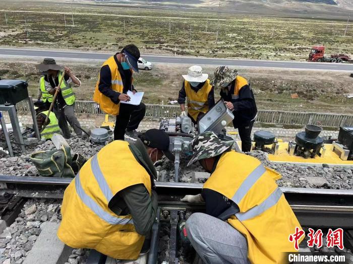 圖為青藏鐵路基礎(chǔ)設(shè)施“升級(jí)換代”施工現(xiàn)場(chǎng)?！‖F(xiàn)場(chǎng)作業(yè)人員供圖