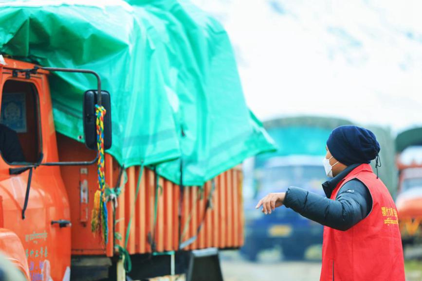 “紅馬甲”幫牧民順利轉(zhuǎn)場。洛克攝