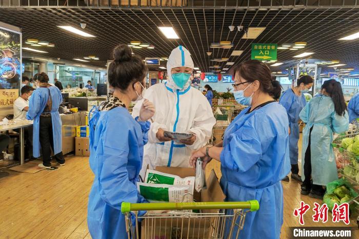 圖為疫情期間，西藏格拉丹東超市調(diào)配物資，保障市場供應(yīng)?！∈茉L者供圖