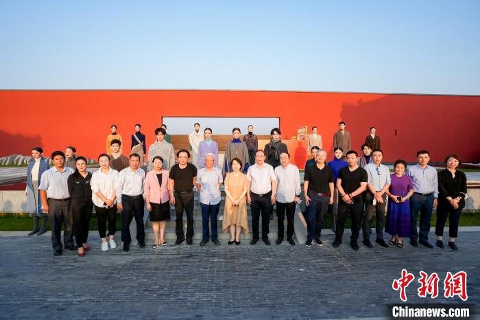 近40套藏式針織系列時裝亮相2022北京時裝周?！”本r裝周供圖