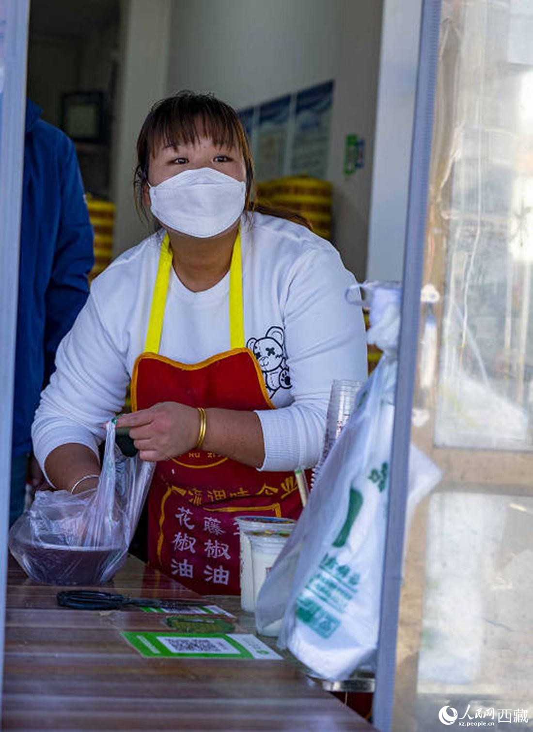 包子店老板正在為顧客打包早餐。人民網(wǎng) 次仁羅布攝