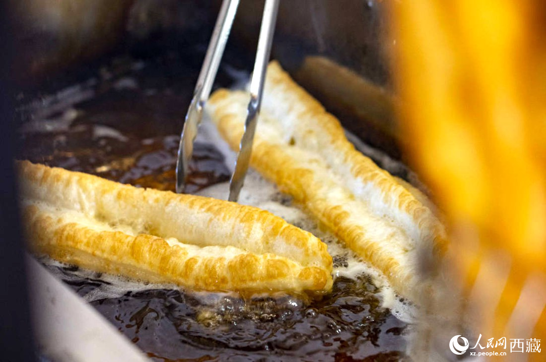 熱氣騰騰的油條。人民網(wǎng) 次仁羅布攝