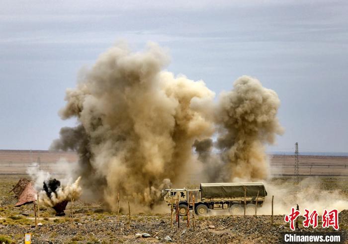圖為模擬運(yùn)輸分隊(duì)通過炮火路段?！?王先鋒 攝