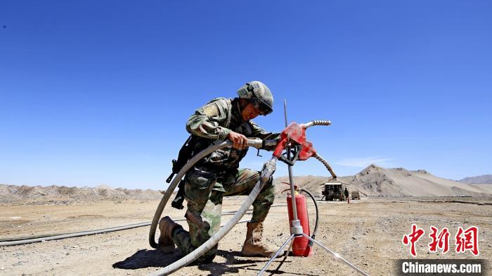 圖為官兵為群車加油?！?胡吉容 攝