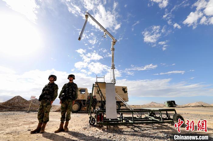 圖為野戰(zhàn)油庫開設(shè)。　 唐 堯 攝