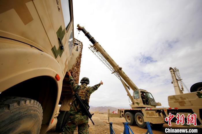 圖為野戰(zhàn)車輛搶修環(huán)節(jié)。　 祁漢智 攝