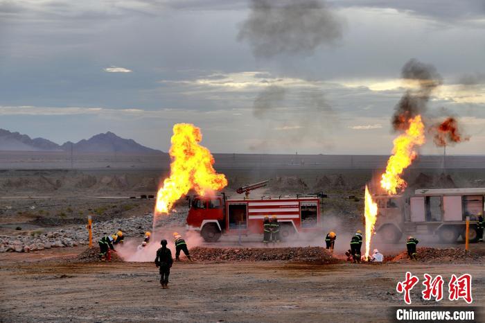 圖為野戰(zhàn)管線搶修?！?鄒寧寧 攝