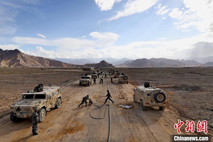 圖為群車加油科目演練現(xiàn)場?！?祁漢智 攝